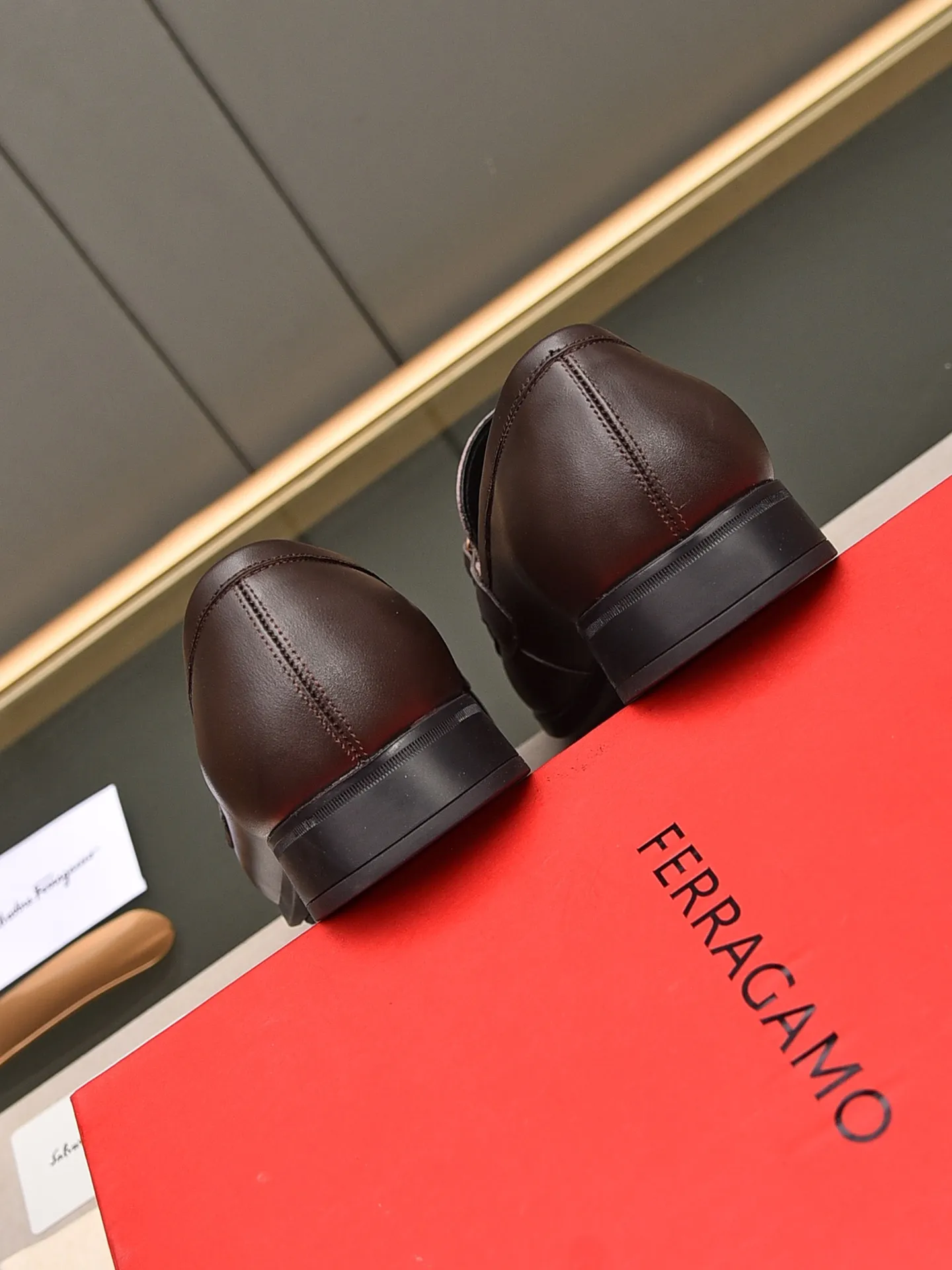Men's shoes 💰: 460 [Original running volume and quality] Brand: Ferragamo (Ferragamo) Size: Men's size 38/44 (45 can be customized) Grade: Same style as the official website High-end quality men's shoes Material: Original first-layer calfskin Water-dyed cowhide lining Original outsole Style categories: Men's fashion formal business casual leather shoes Slip-on men's high-top series Young fashion European and American trends British style Casual matching Comfortable on the feet
